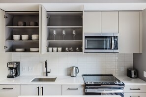 Fridge, microwave, oven, stovetop - Blueground | Logan Circle, gym & w/d, nr metro (Washington, D.C.)