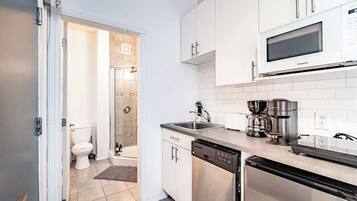 Microondas, placa de cocina, lavavajillas y cafetera o tetera