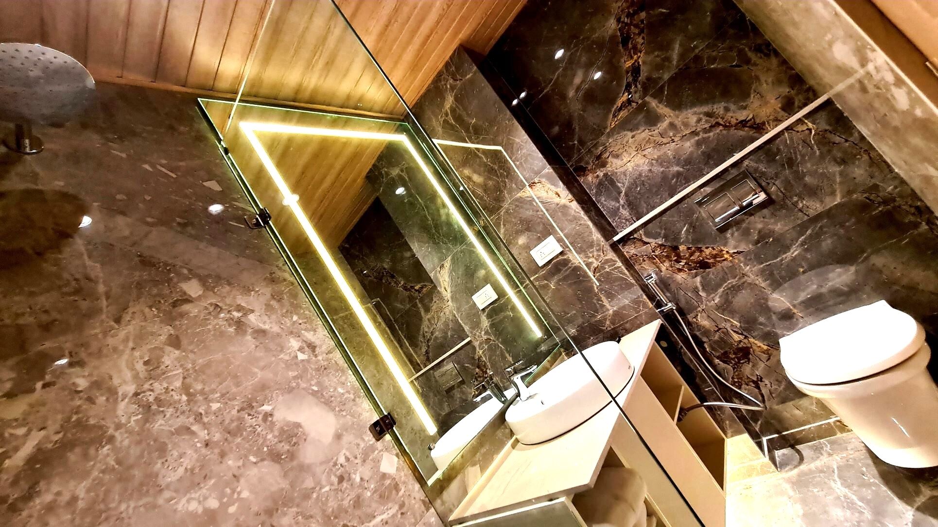 Deluxe vierpersoonskamer | Badkamer | Handdoeken, zeep, shampoo