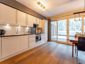 Fridge, oven, stovetop, dishwasher