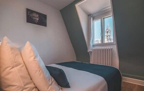 1 Schlafzimmer, Schreibtisch, Bügeleisen/Bügelbrett, Reisekinderbett