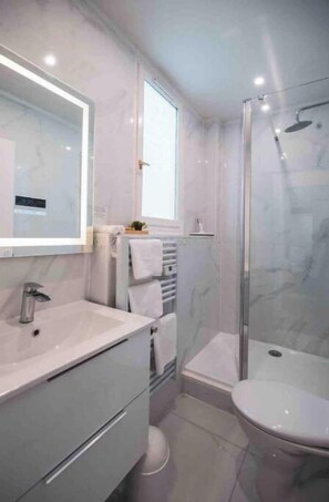 Dusche, Haartrockner, Handtücher, Seife