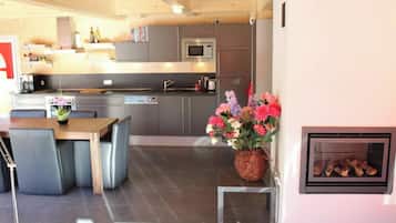 Een koelkast, een microgolfoven, een oven, een kookplaat