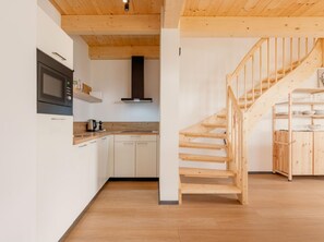 Een koelkast, een oven, een kookplaat, een vaatwasser