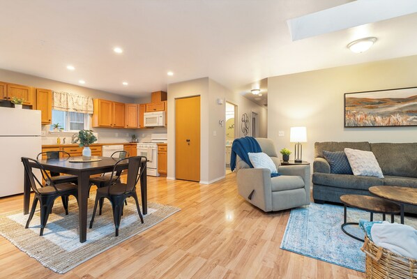 Smart TV, fireplace - Charming 2-bedroom house in Spokane with WiFi and AC (Spokane)