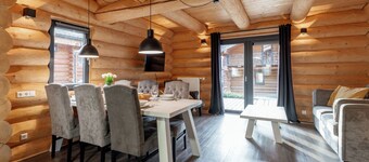 Beautiful log house near top ski resort