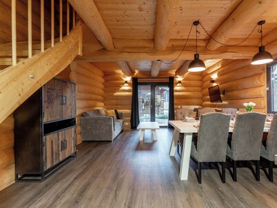 Authentic log house near top ski resort