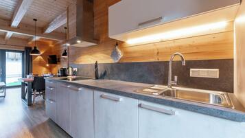 Fridge, oven, stovetop, dishwasher
