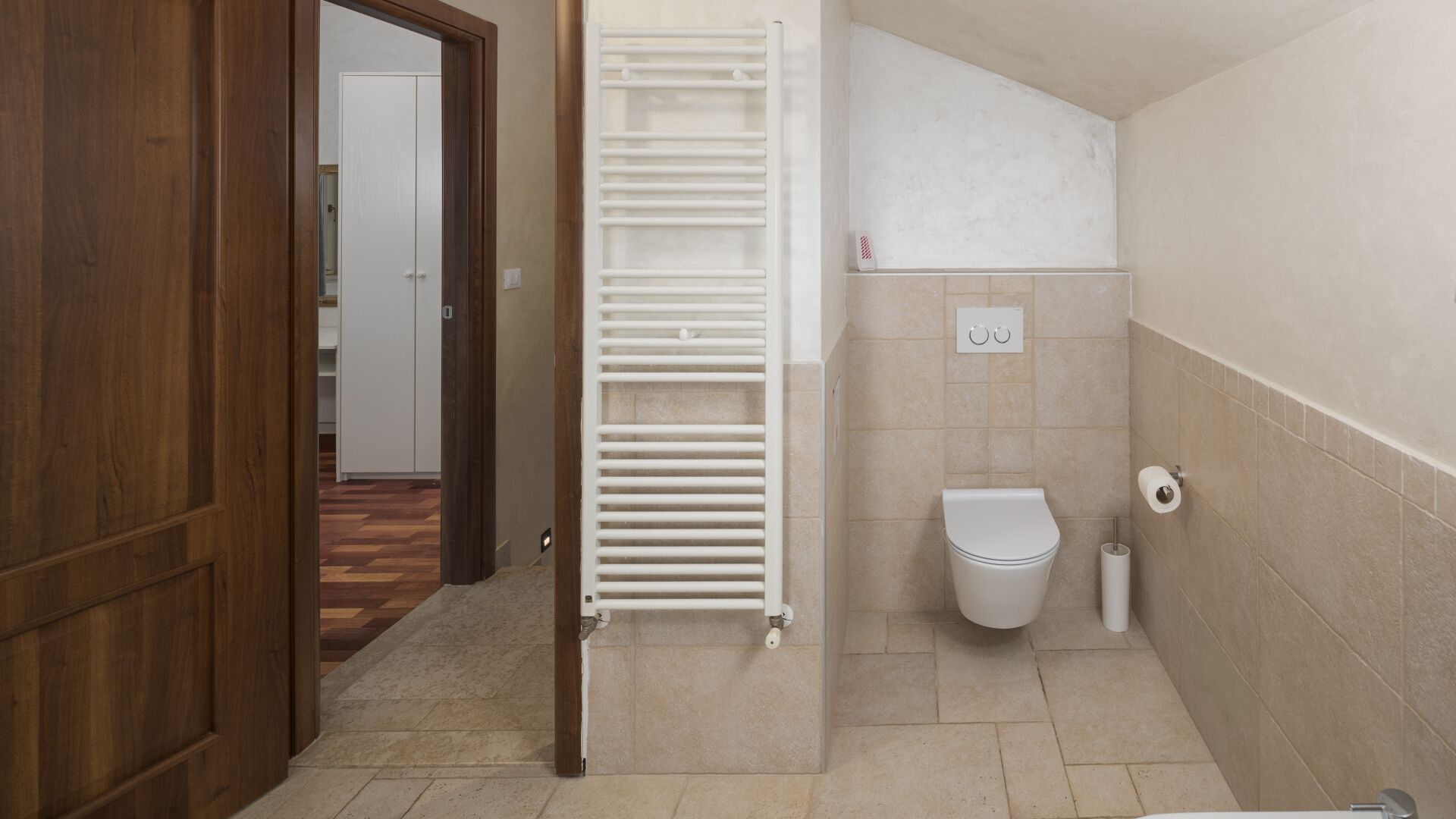 Dusj, hårføner og håndklær