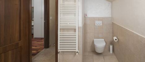 Dusj, hårføner og håndklær