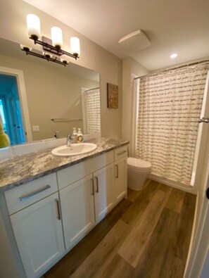 Shower, hair dryer, towels, soap - Bright and peaceful, great location. (Lake Country)