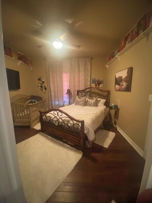 3 habitaciones, tabla de planchar con plancha, wifi y ropa de cama 