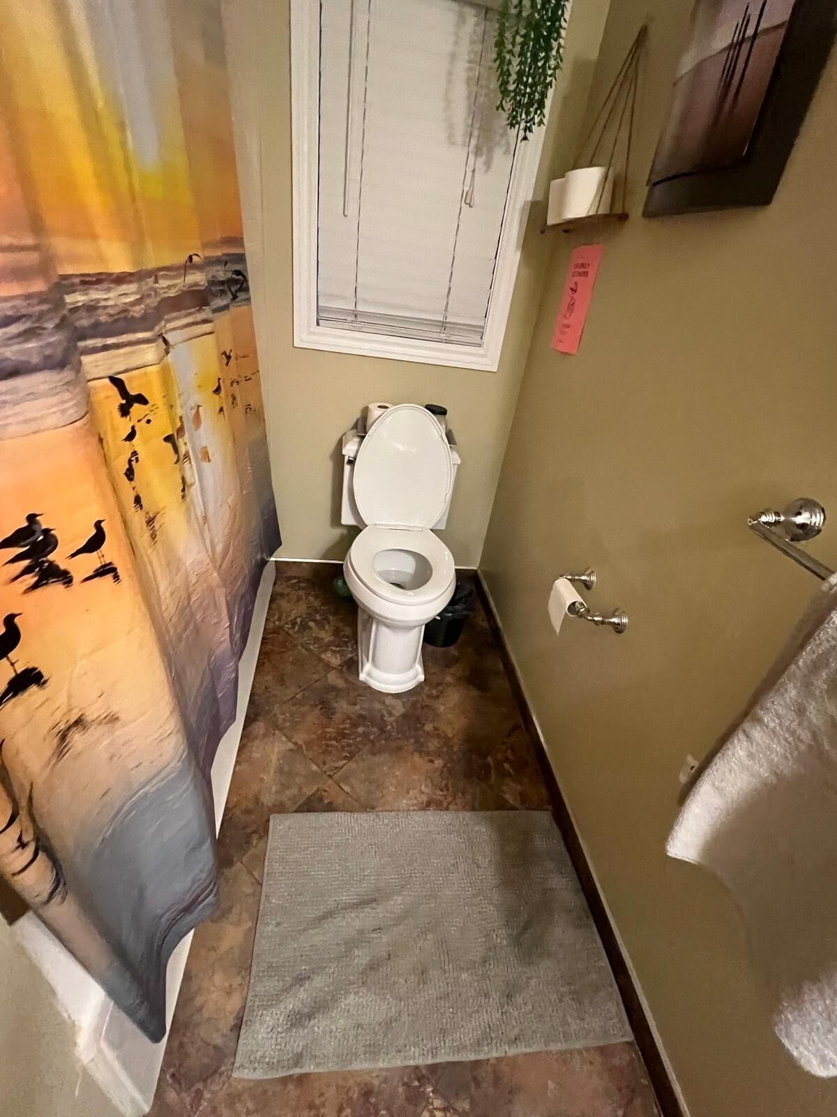 Ein Badezimmer mit Toilette, Waschbecken und Spiegel.