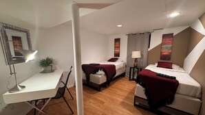 Un dormitorio moderno con dos camas, un escritorio y una silla.