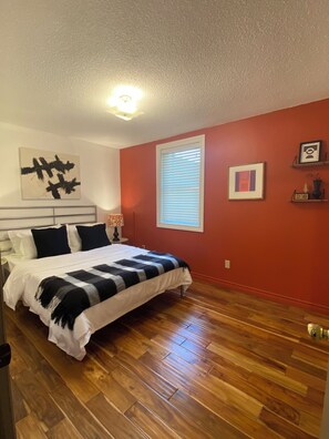 4 bedrooms, iron/ironing board, WiFi, bed sheets