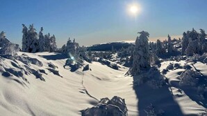 A snowy landscape with a clear sky and a sun shining. - 8 Person Holiday Home in Salen (Salen)