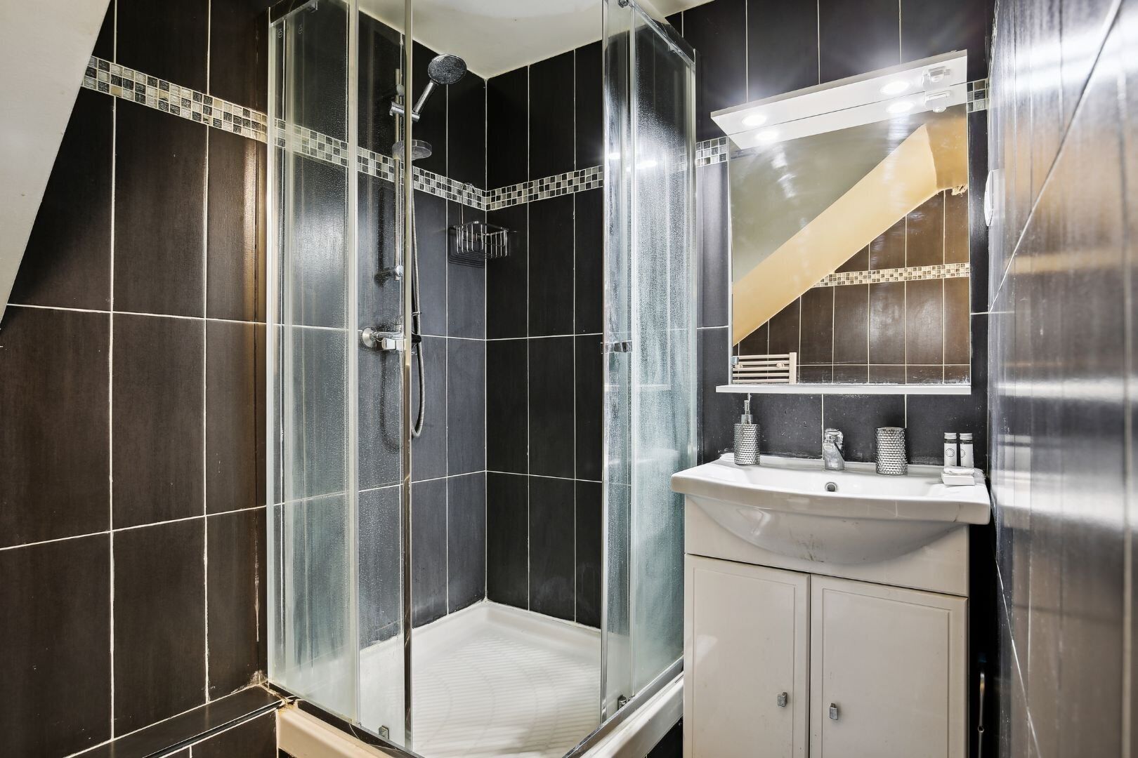 Een douche, een haardroger, handdoeken, zeep