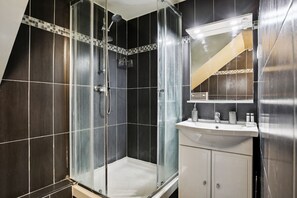 Dusche, Haartrockner, Handtücher, Seife