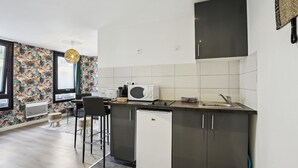 A compact kitchen with a refrigerator, microwave, and sink. - TheBlueStay 144 - Cosy cocoon in Asnières (Paris)