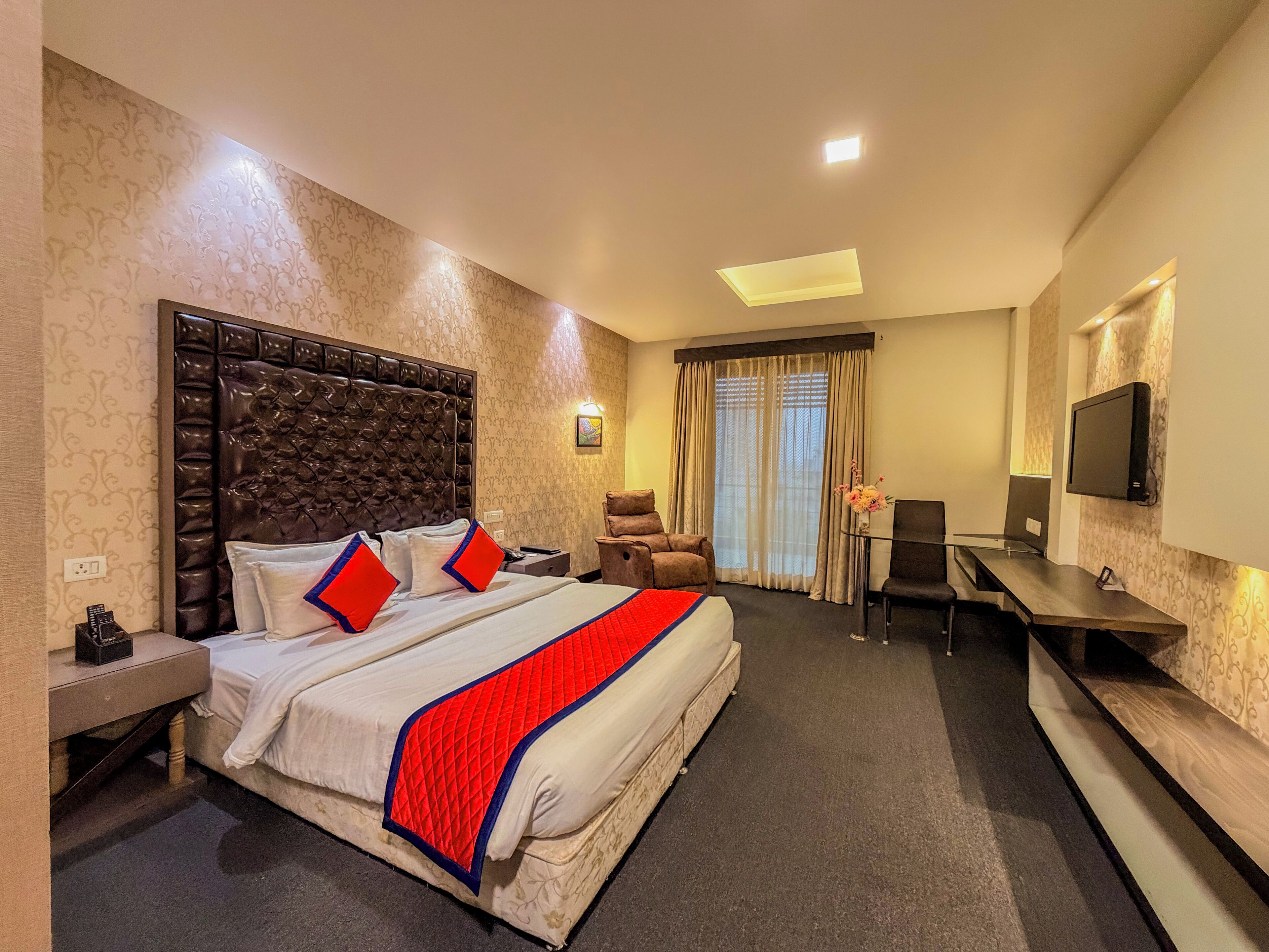 Escritorio, cortinas blackout y tabla de planchar con plancha 