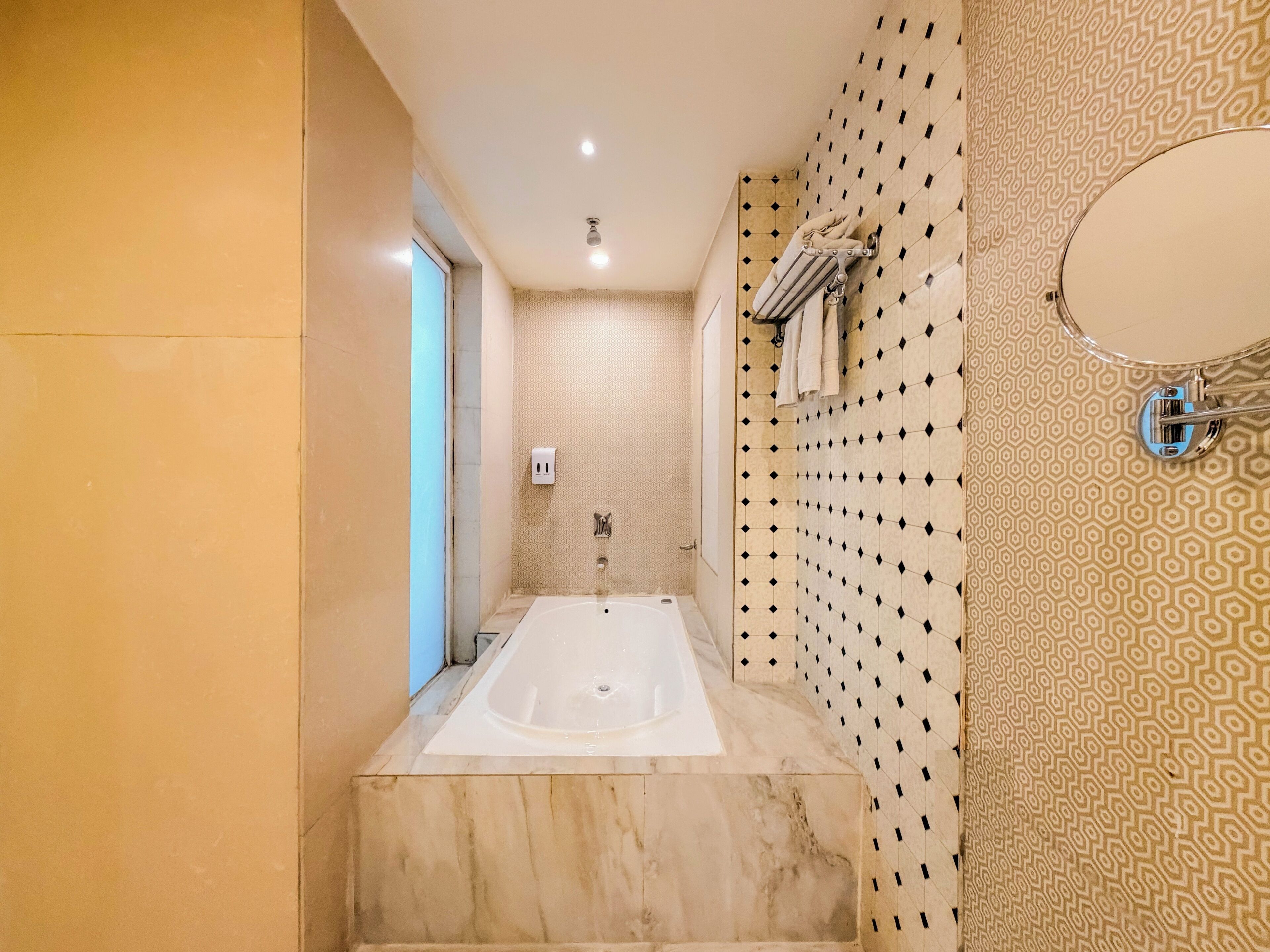 Une salle de bain avec une baignoire, une douche et des toilettes.