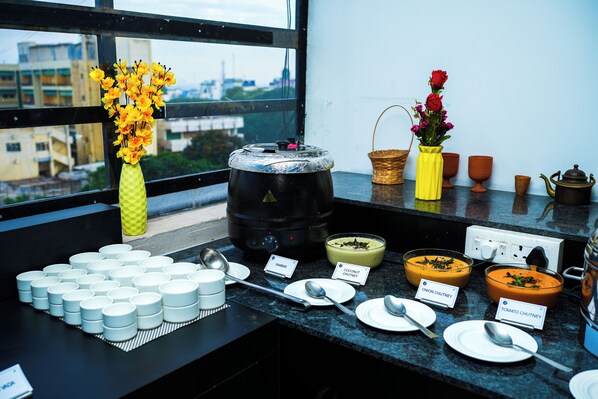 Un buffet proposant divers plats et assortiments de couverts.