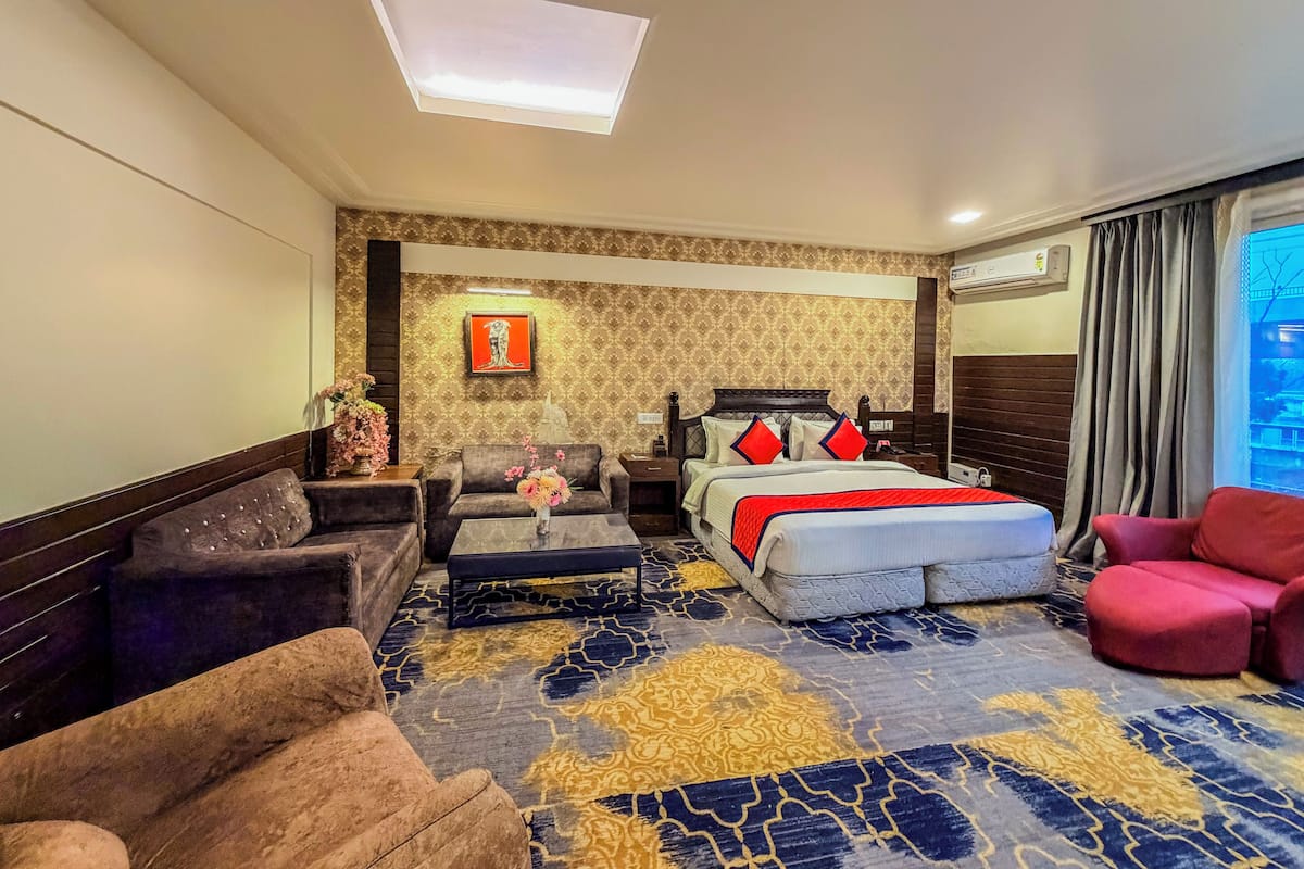Suite | Desk, blackout drapes, iron/ironing board (on request), WiFi (free)