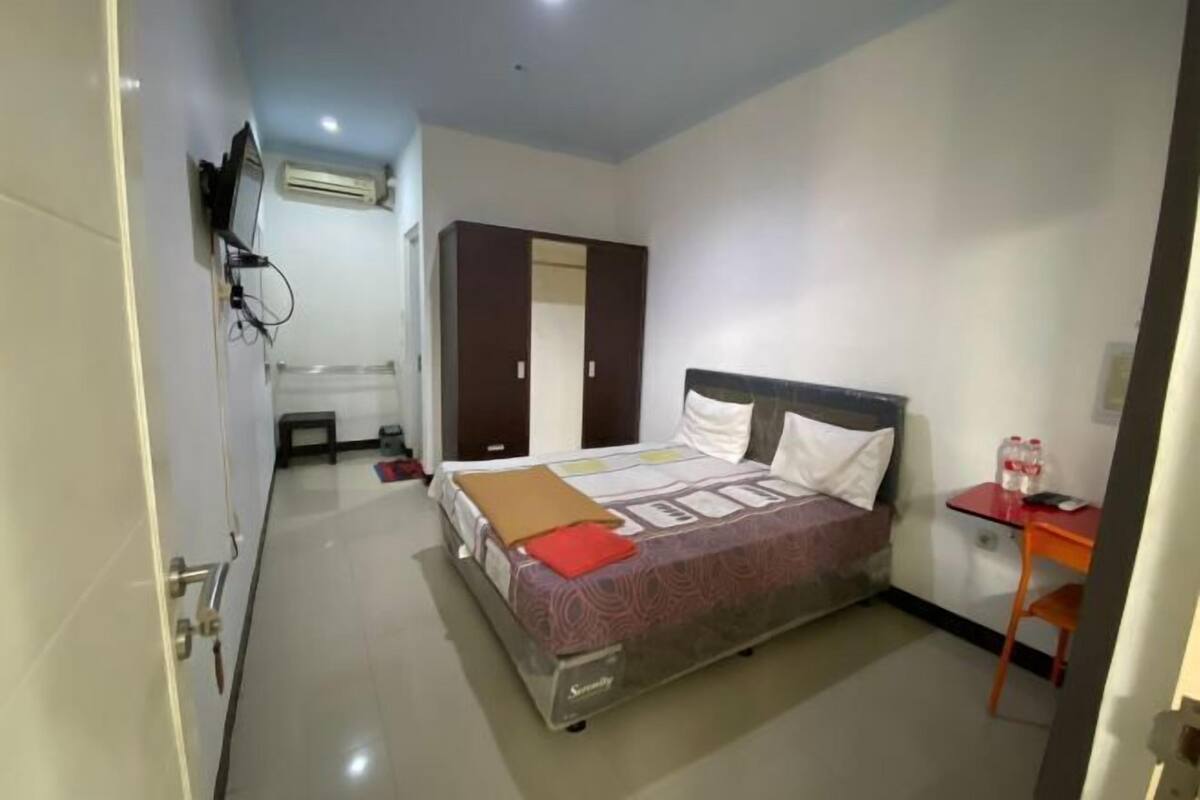 Desk, free WiFi, bed sheets