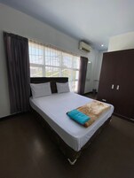 Escritorio, wifi gratis y ropa de cama 