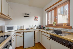 雪櫃、焗爐、電熱水壺、多士爐