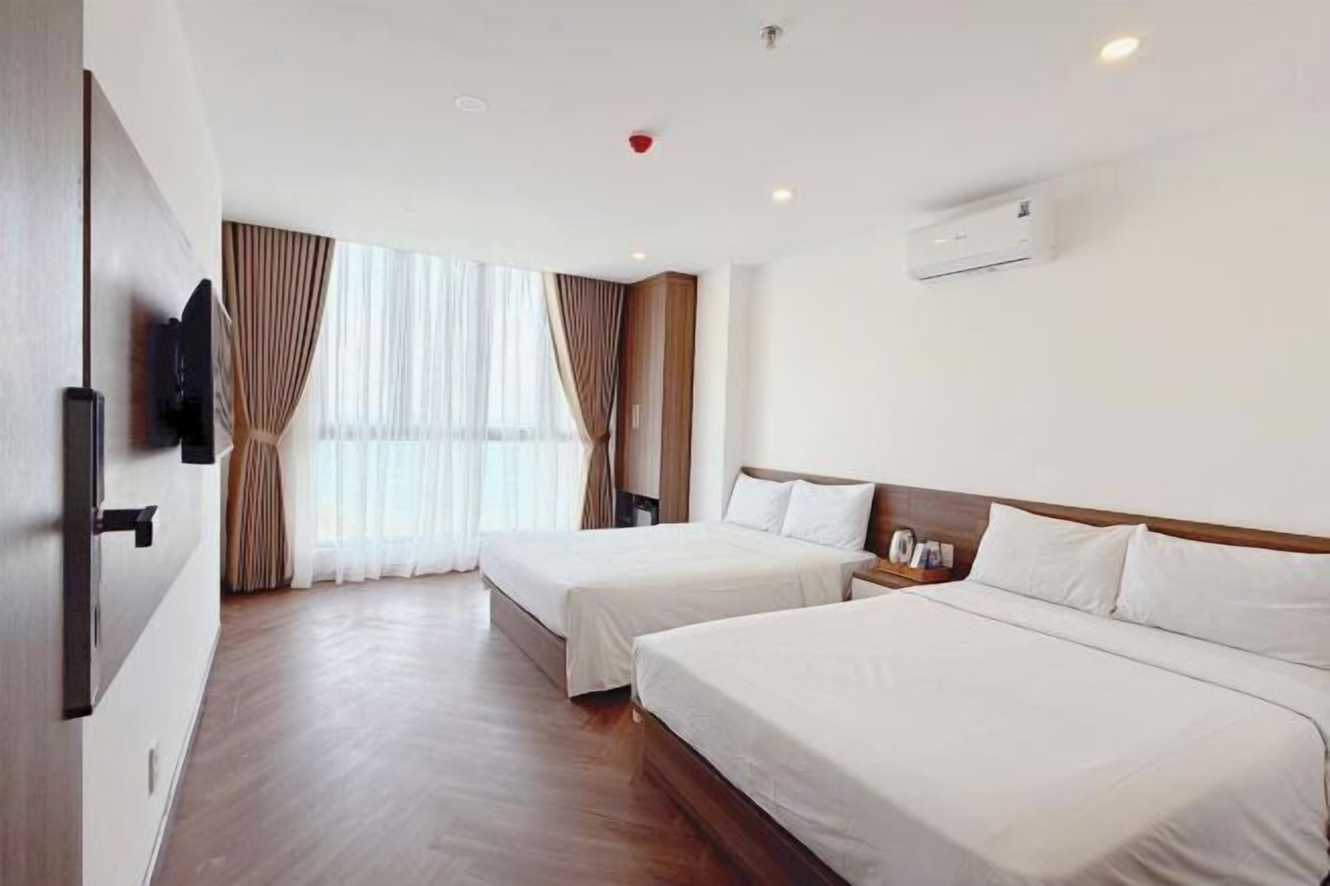 Safe på rommet, blendingsgardiner, lydisolert og wi-fi (inkludert)