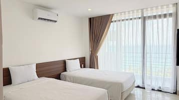 Deluxe Quadruple Room | In-room safe, blackout curtains, soundproofing, free WiFi