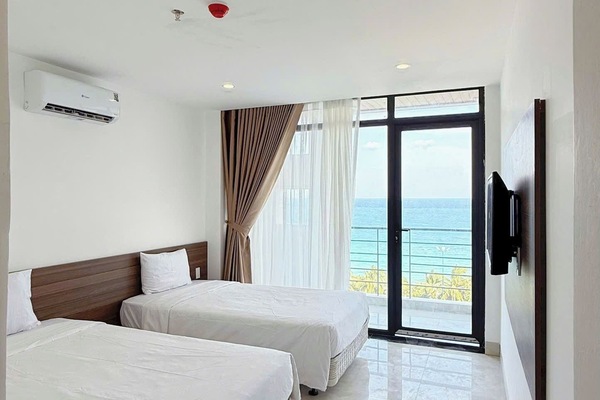 Quarto quádruplo luxo | Cofres nos quartos, cortinas blackout, quartos à prova de som