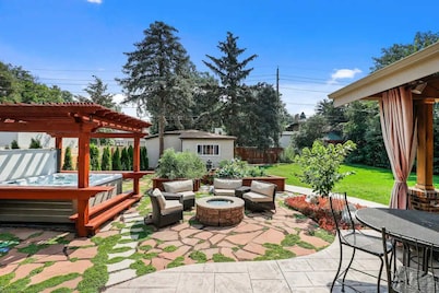 Hot Tub, Firepit, Backyard Oasis- Pet Friendly!