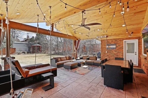 DU Haven: Hot Tub, Outdoor TV Lounge &3 Full Baths
