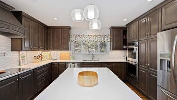 Refrigerador, microondas, horno y parrilla de estufa