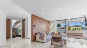 Televisión y oficina 