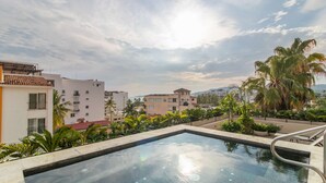 A rooftop swimming pool with a view of surrounding buildings and palm trees. - Maralma 903: Panoramic Views and Rooftop Pool (Bucerías)