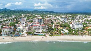 A coastal cityscape with a beach, hotels, and residential buildings. - Maralma 903: Panoramic Views and Rooftop Pool (Bucerías)