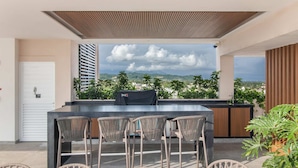 An outdoor bar area with a view of mountains and a cloudy sky. - Maralma 903: Panoramic Views and Rooftop Pool (Bucerías)