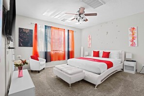 5 soverom, skrivebord, strykejern/-brett og reiseseng for barn