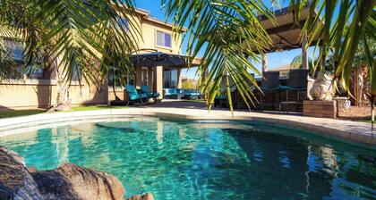 Relaxing Home with Pool, BBQ & Game Room in Surprise