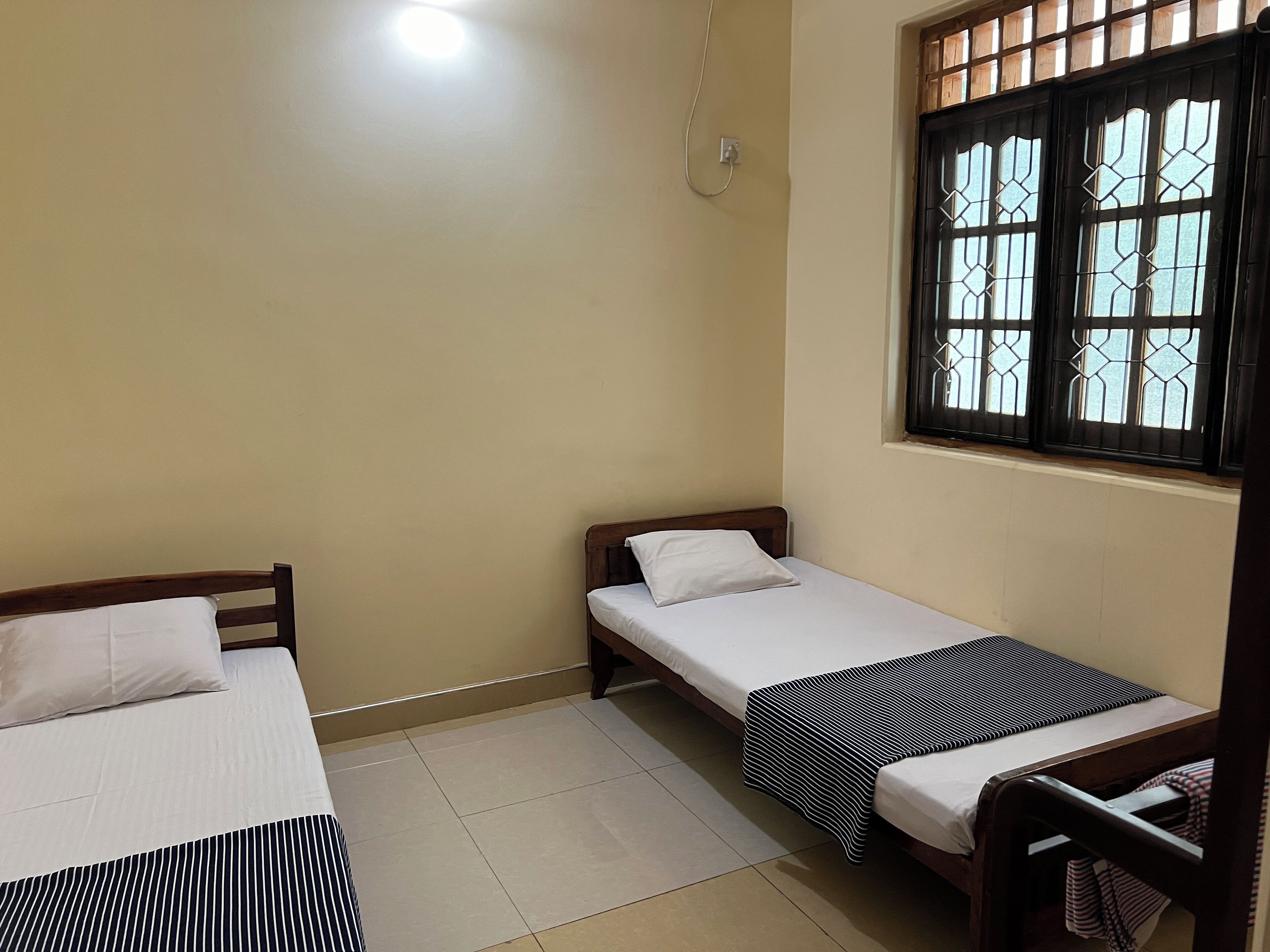 2 bedrooms, desk, iron/ironing board, WiFi