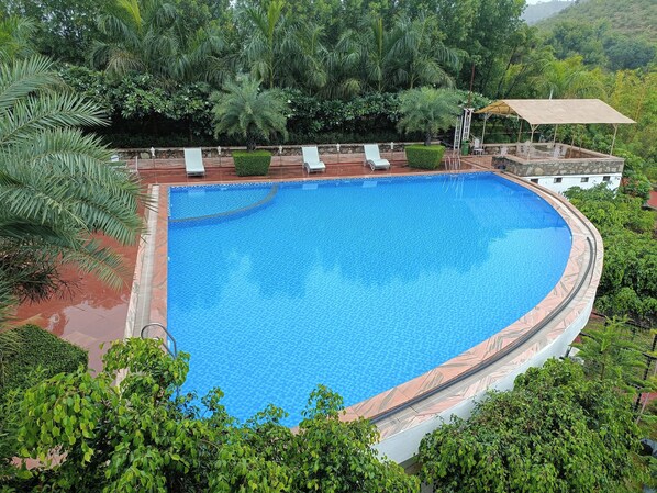 Una piscina al aire libre
