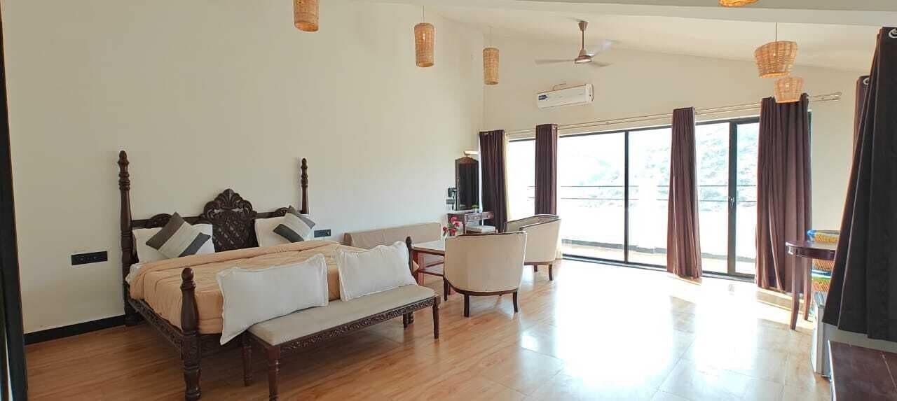 Chambre Luxe, 1 très grand lit et 1 canapé-lit, vue colline