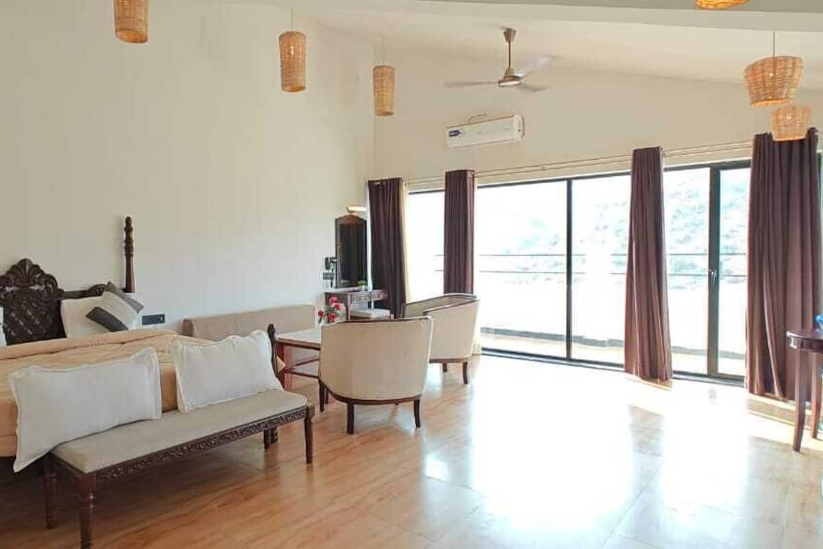 Chambre Luxe, 1 très grand lit et 1 canapé-lit, vue colline