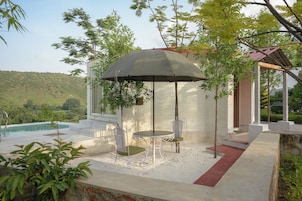 Casa de campo premium, banheiro privativo, vista para a colina | Terraço/pátio