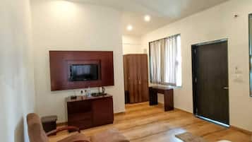 Deluxe Double Room, 1 King Bed, Patio, Garden View | 1 bedroom, desk, laptop workspace, soundproofing