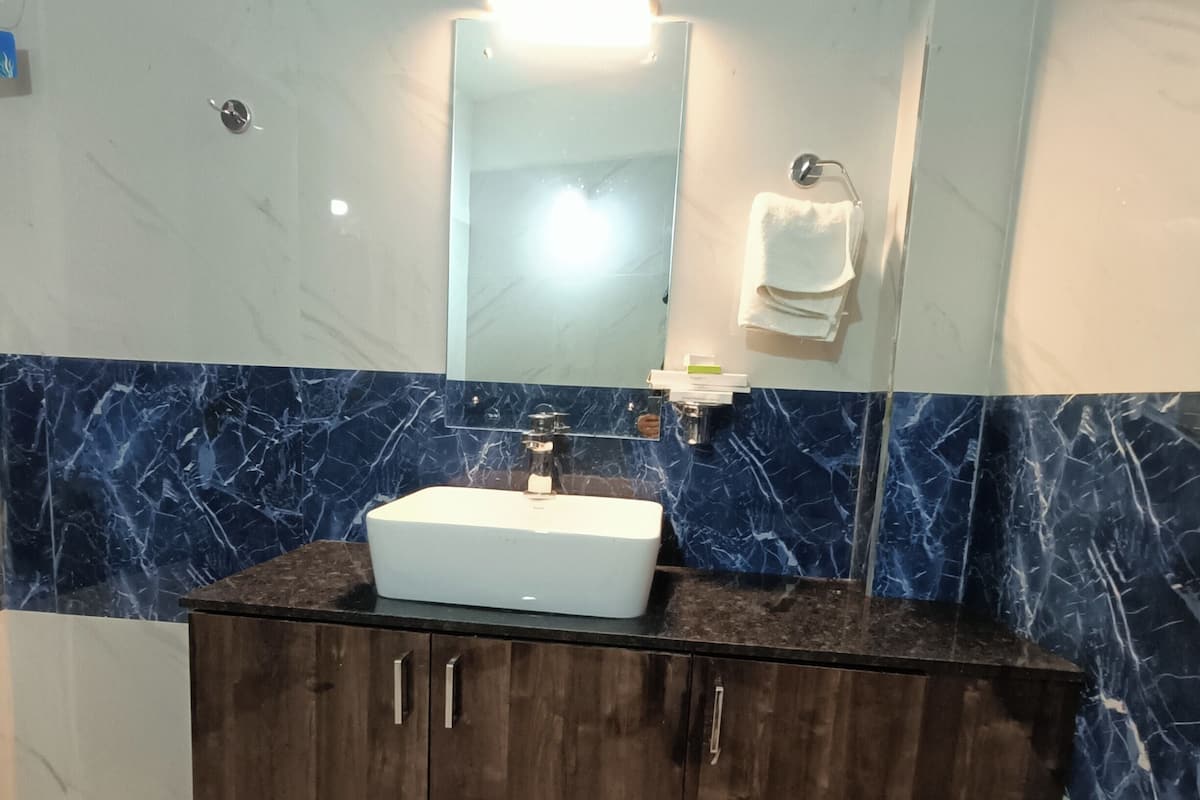 Chambre Double Deluxe, 1 très grand lit, patio, vue jardin | Salle de bain