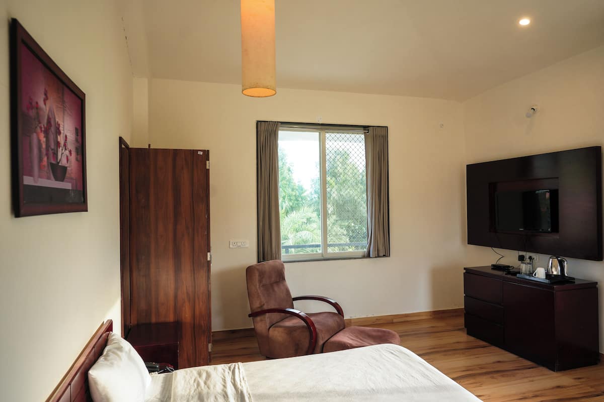 Deluxe tweepersoonskamer, 1 kingsize bed, patio, uitzicht op tuin | 1 slaapkamer, een bureau, een laptopwerkplek, geluiddichte muren